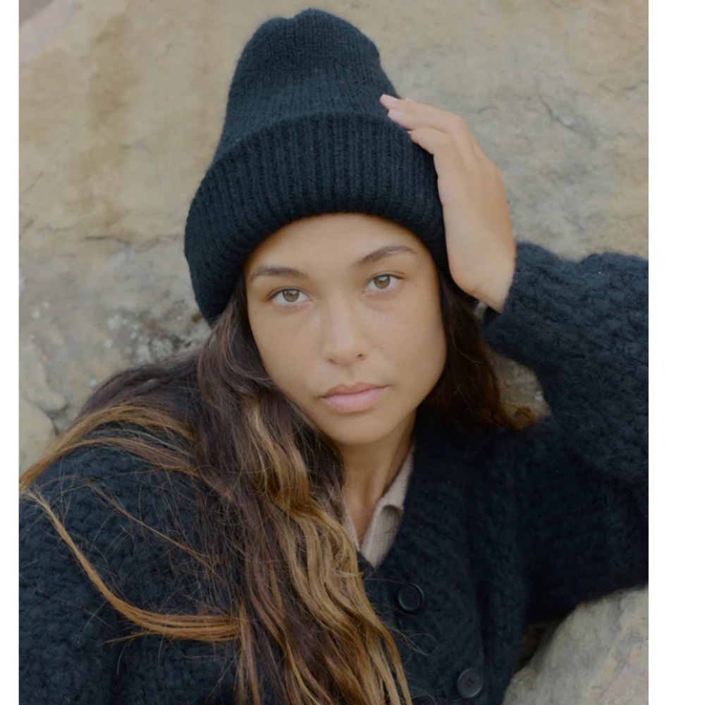 Black alpaca Ozma beanie.